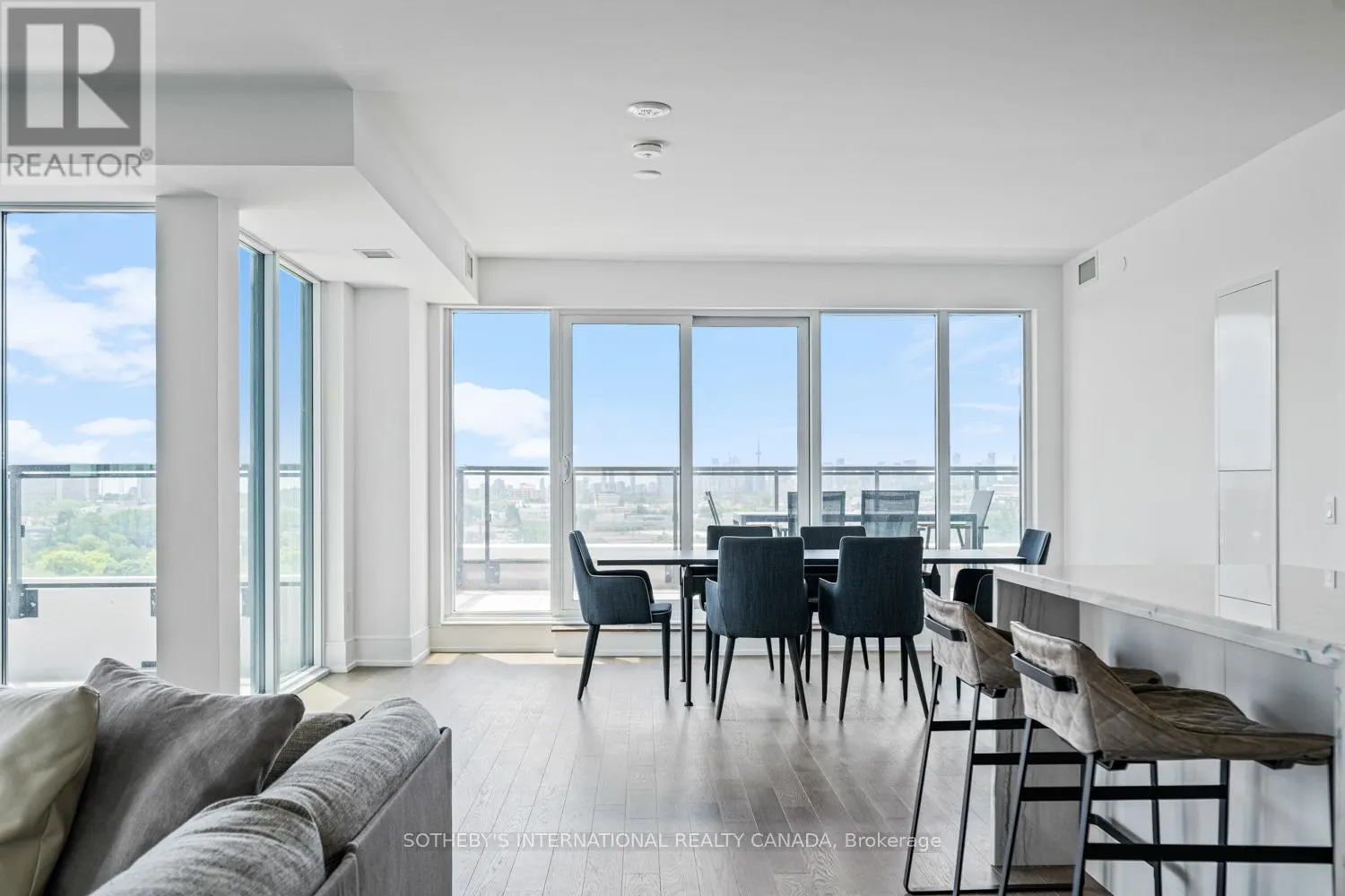 1109 - 30 INN ON THE PARK DRIVE