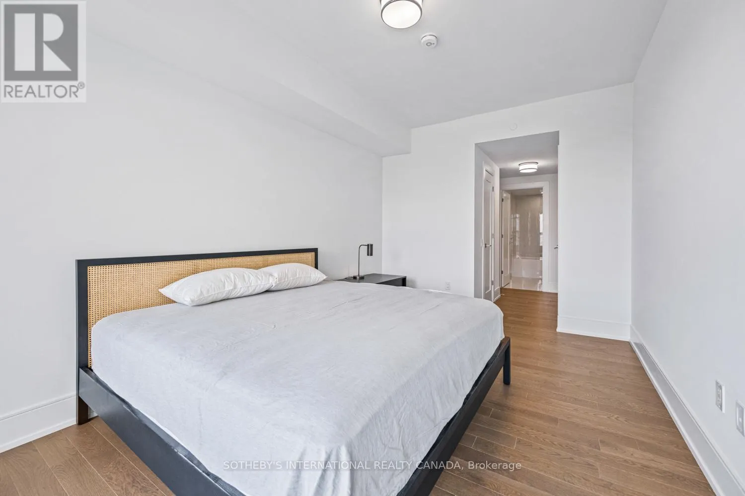 1109 - 30 INN ON THE PARK DRIVE