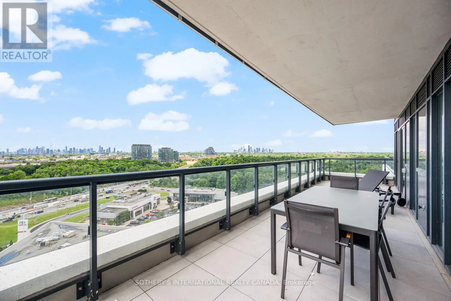 1109 - 30 INN ON THE PARK DRIVE