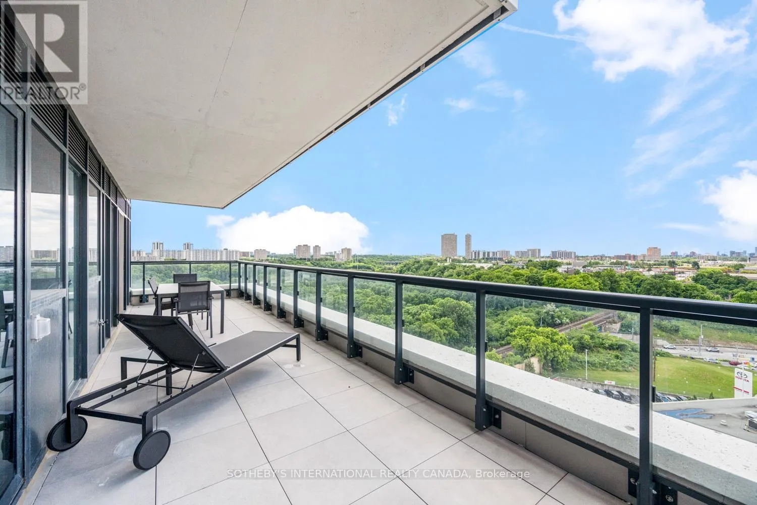 1109 - 30 INN ON THE PARK DRIVE
