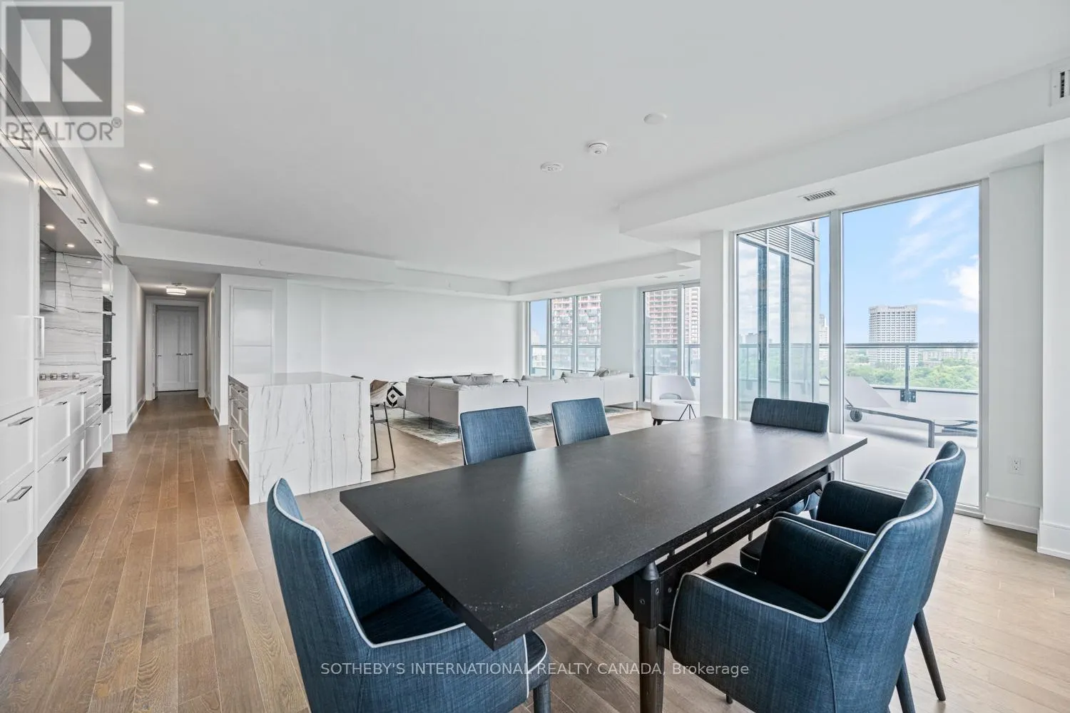 1109 - 30 INN ON THE PARK DRIVE