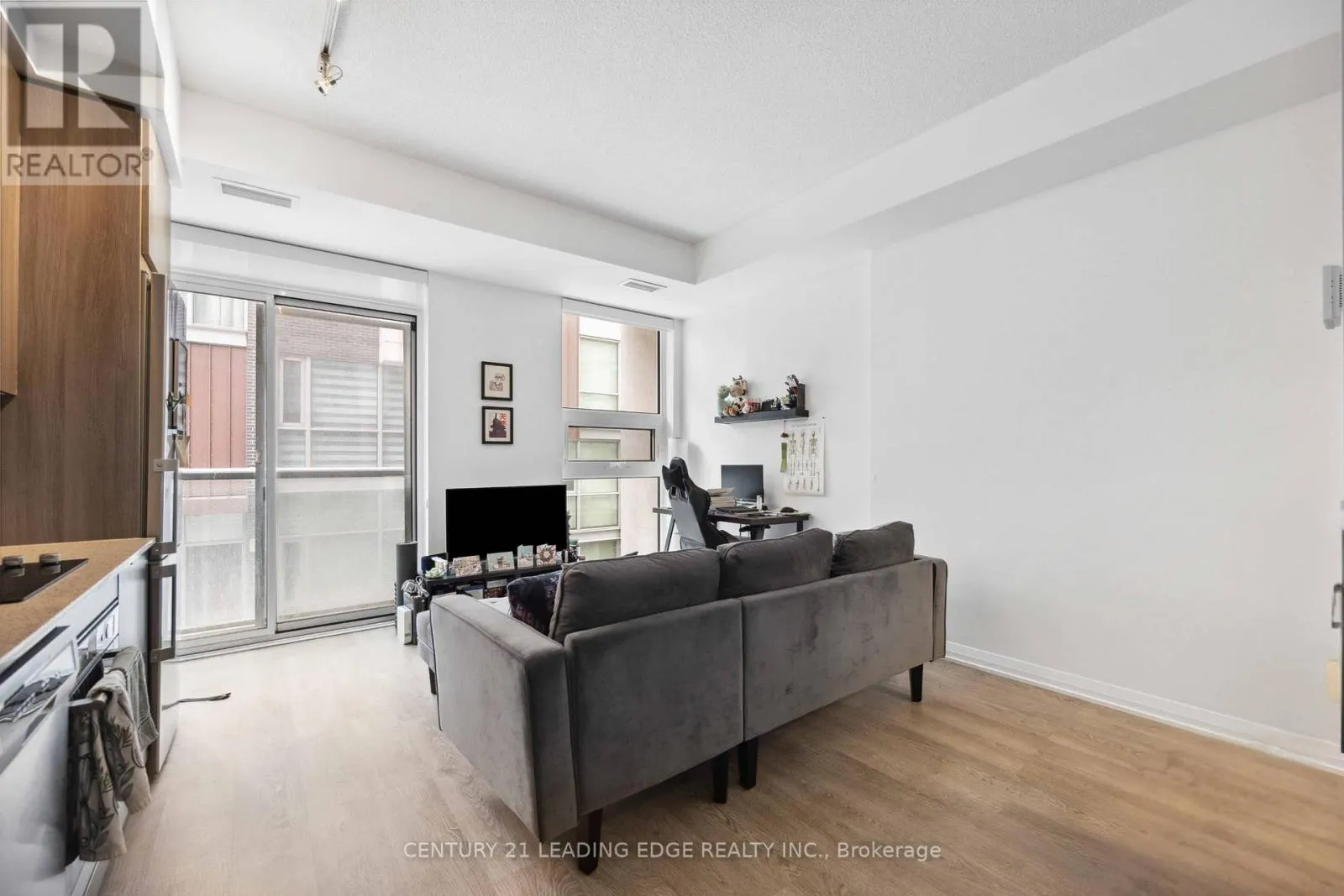 208 - 101 ERSKINE AVENUE