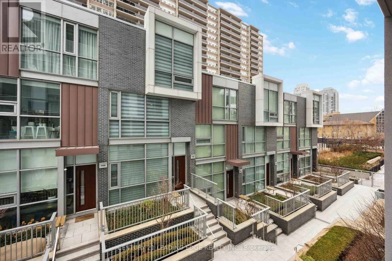 208 - 101 ERSKINE AVENUE
