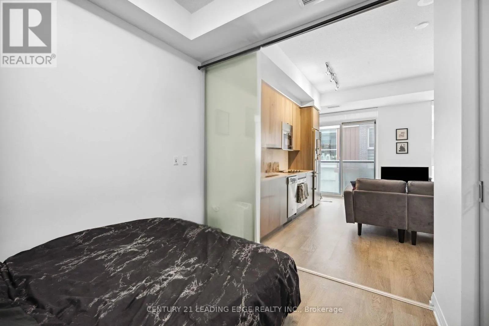 208 - 101 ERSKINE AVENUE