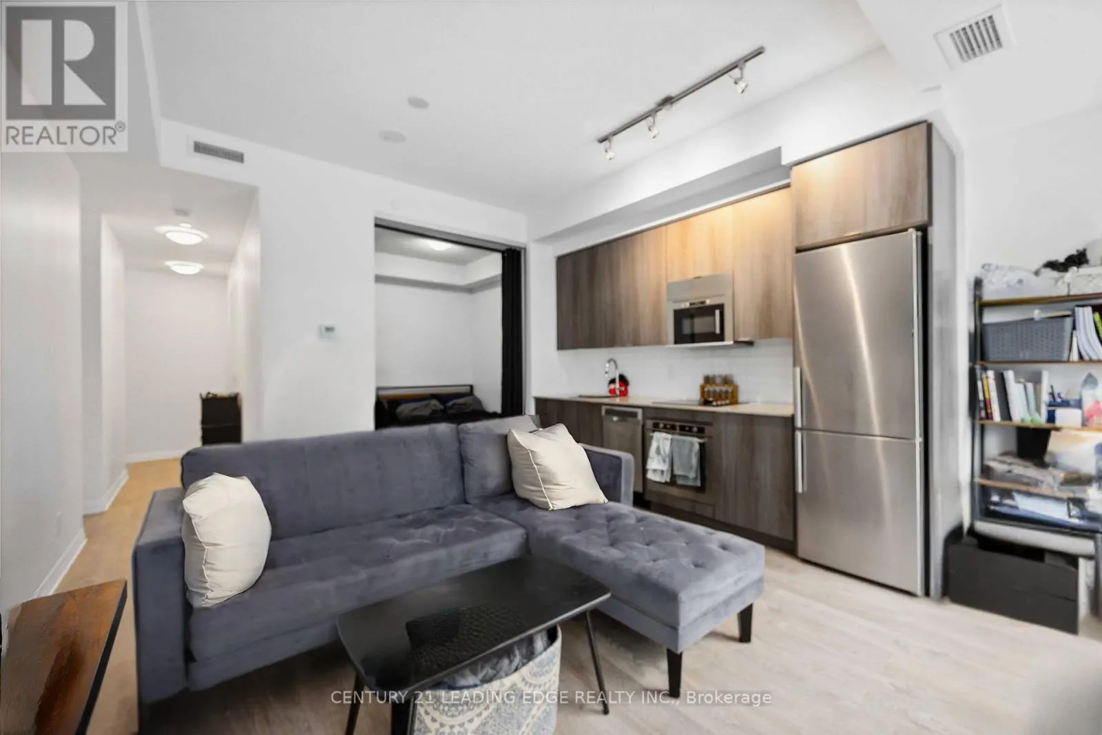 208 - 101 ERSKINE AVENUE