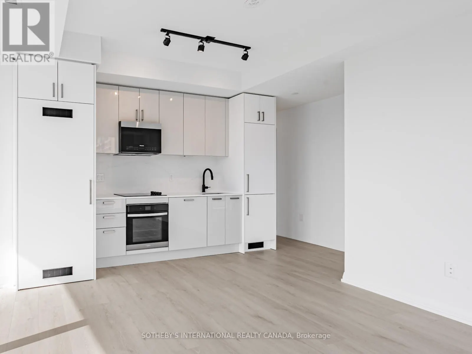 610 - 292 DUNDAS STREET W