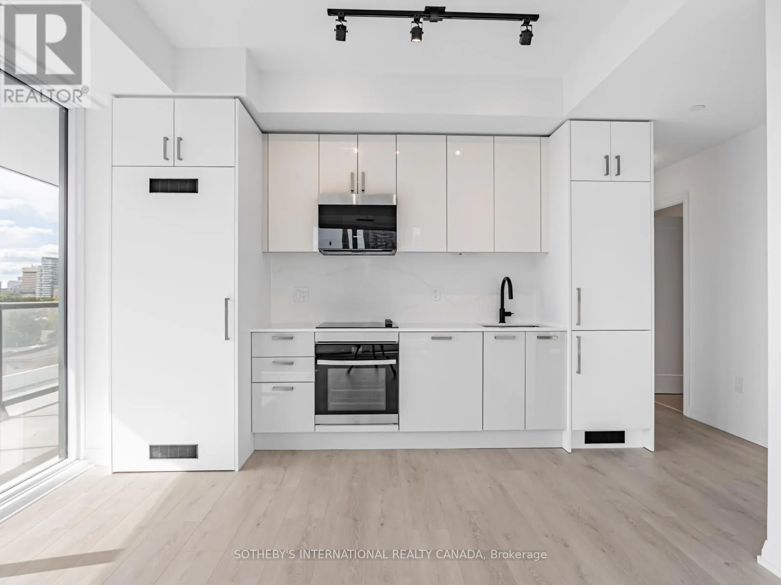 610 - 292 DUNDAS STREET W