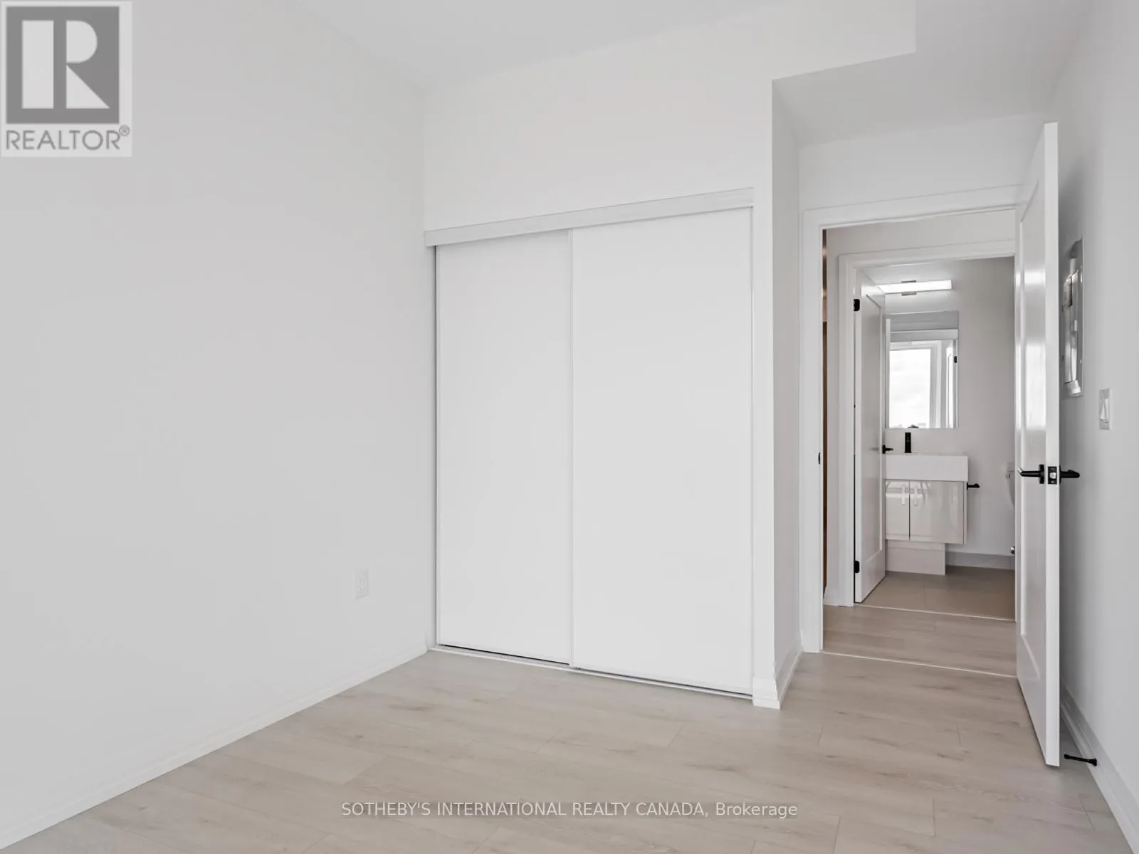 610 - 292 DUNDAS STREET W