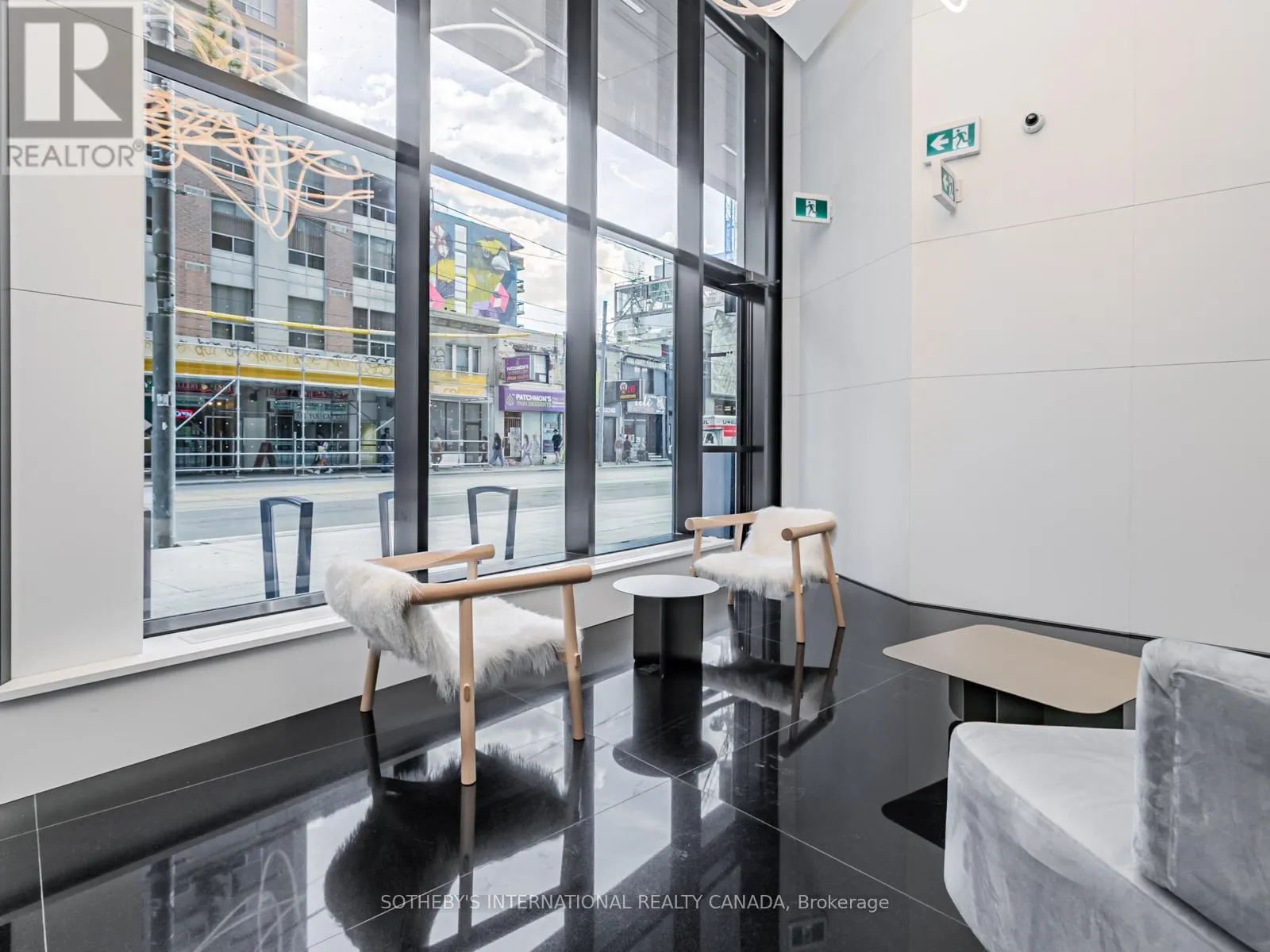 610 - 292 DUNDAS STREET W