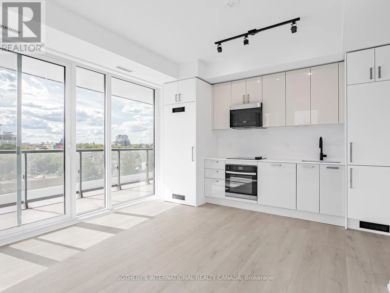 610 - 292 DUNDAS STREET W