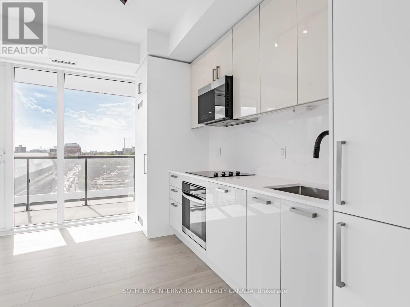 610 - 292 DUNDAS STREET W