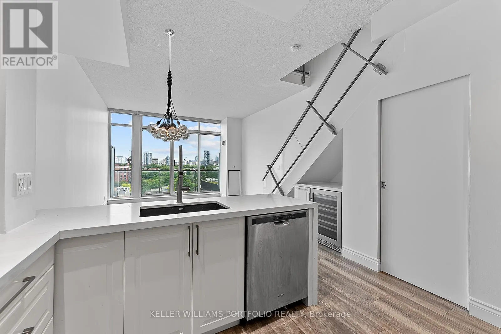 918 - 388 RICHMOND STREET W
