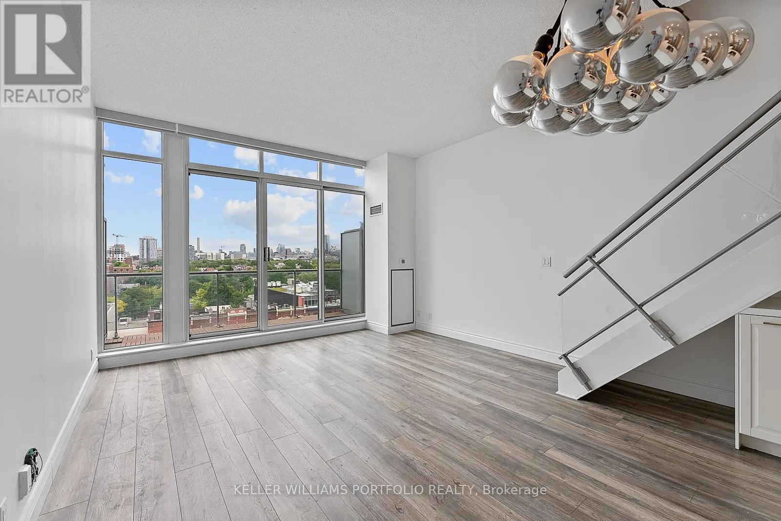 918 - 388 RICHMOND STREET W