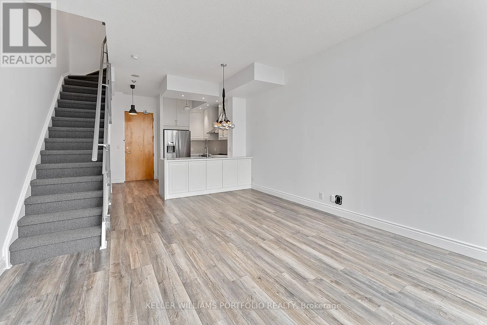918 - 388 RICHMOND STREET W