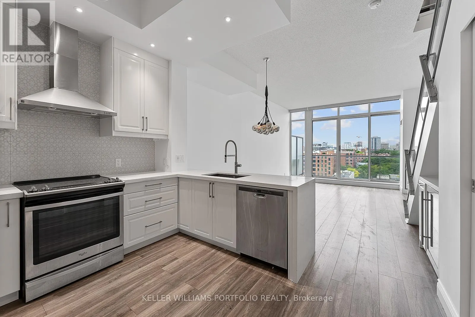 918 - 388 RICHMOND STREET W