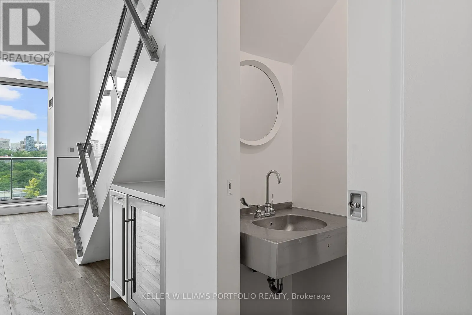 918 - 388 RICHMOND STREET W