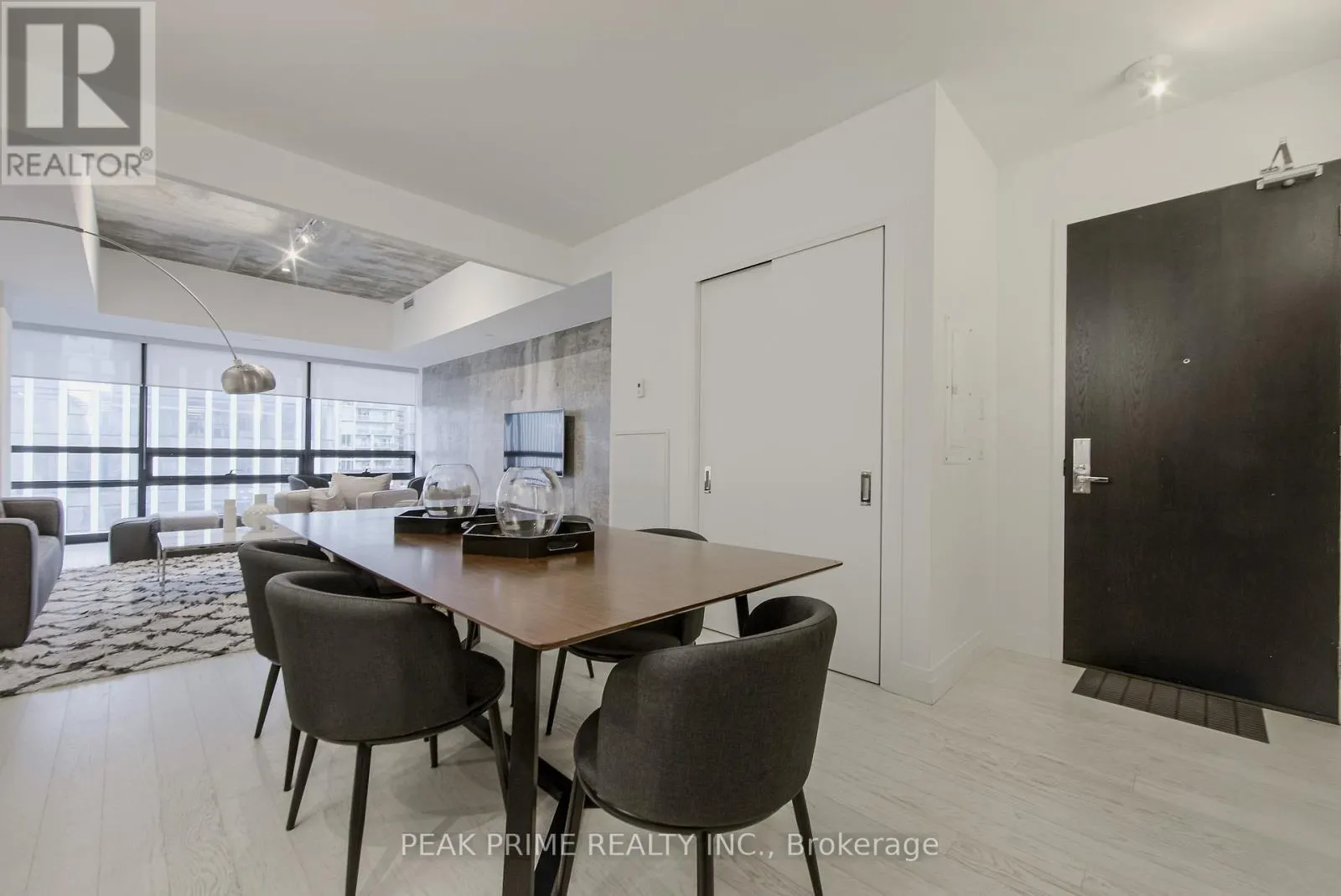 501 - 224 KING STREET W
