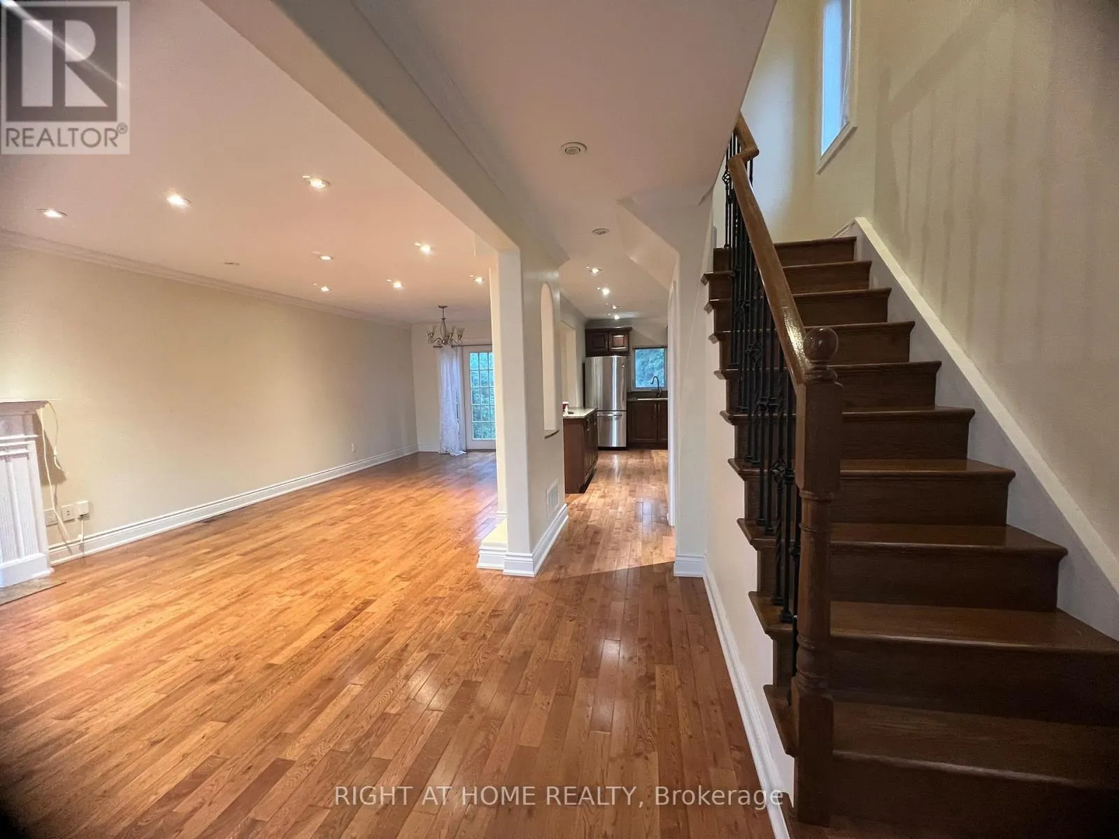2105 AVENUE ROAD