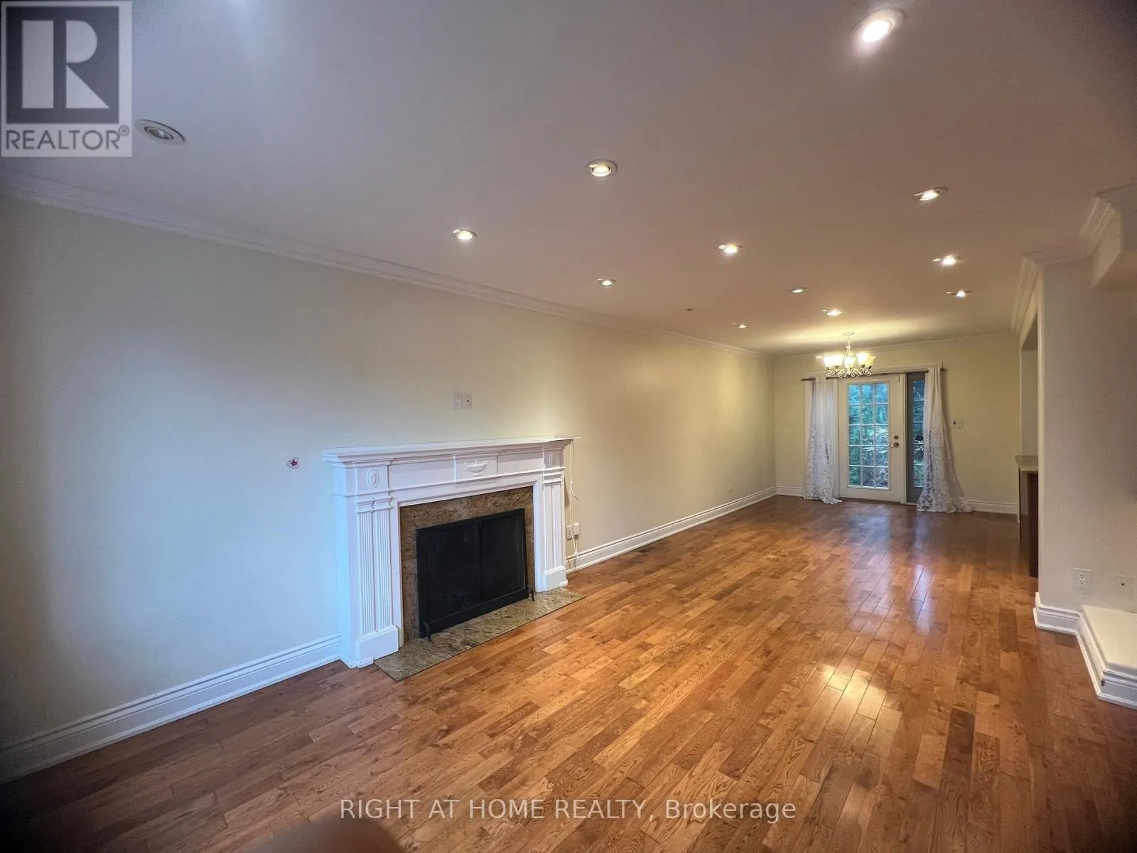 2105 AVENUE ROAD