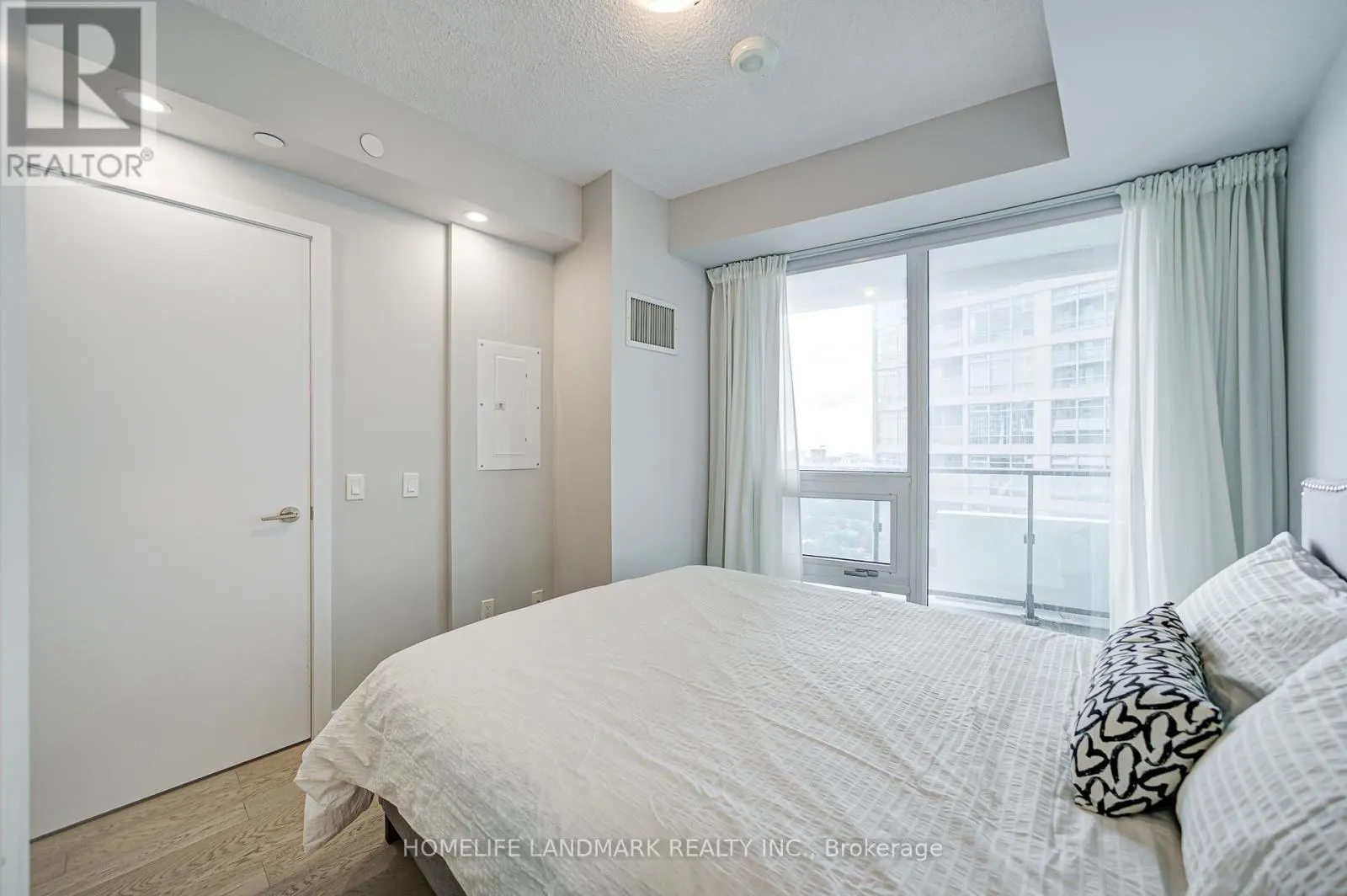 2304 - 2221 YONGE STREET