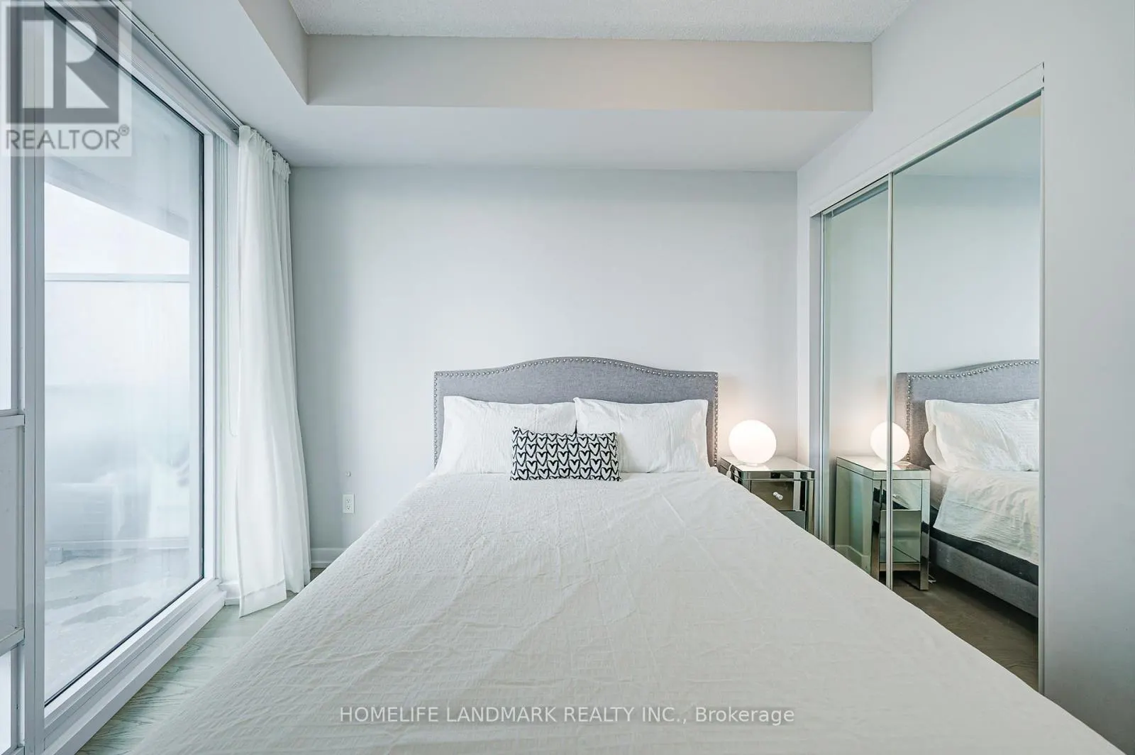 2304 - 2221 YONGE STREET
