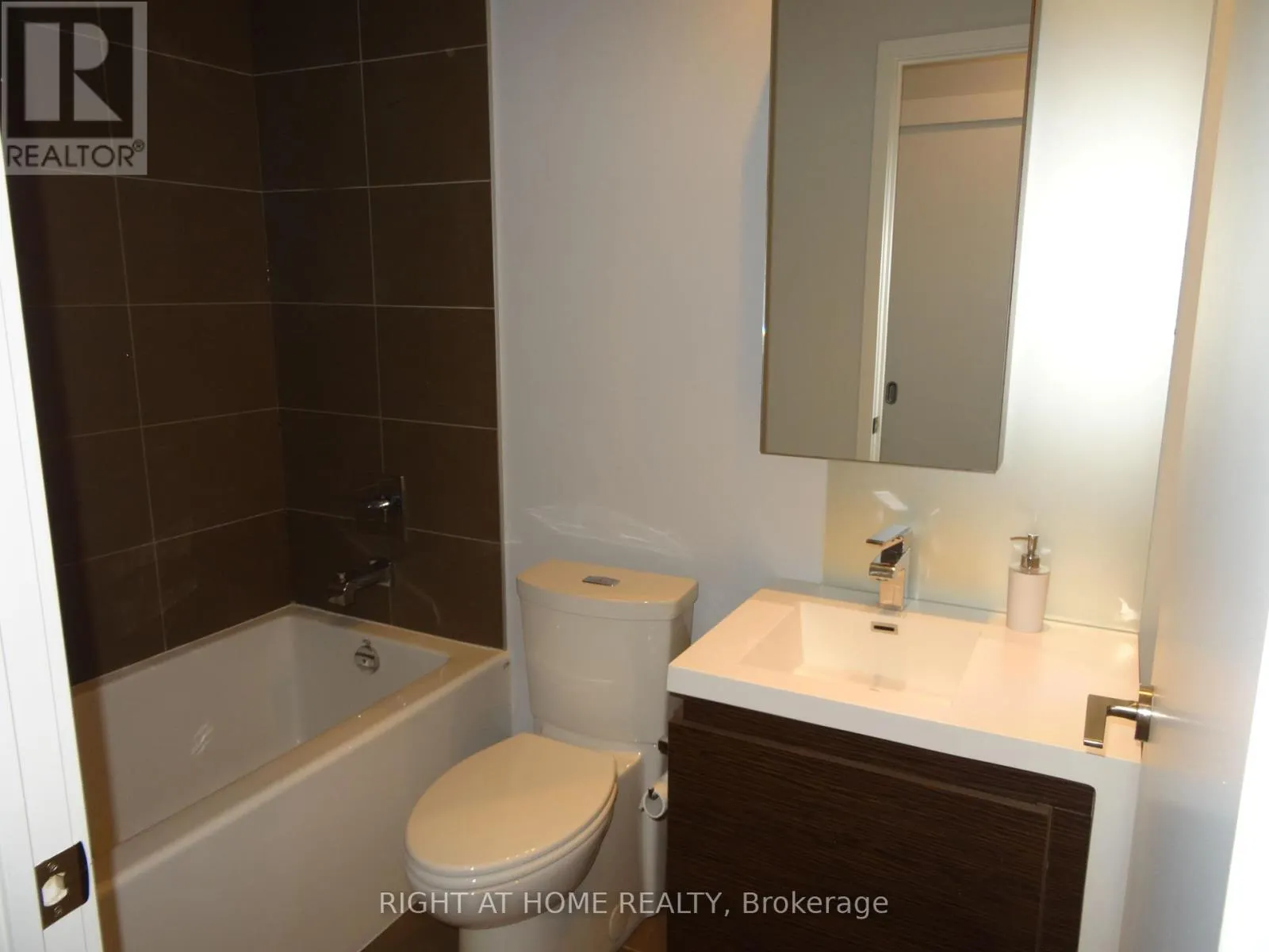 453 - 1030 KING STREET W