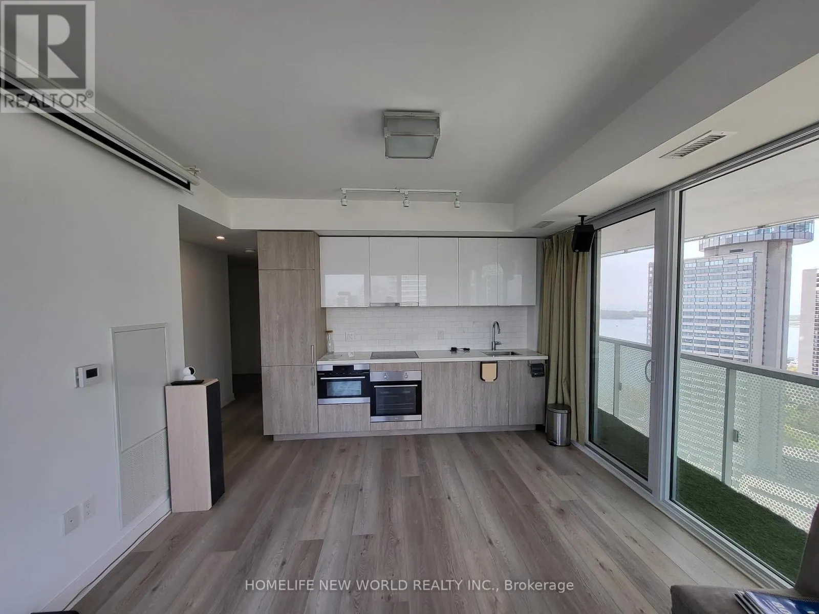 2707 - 15 QUEENS QUAY E