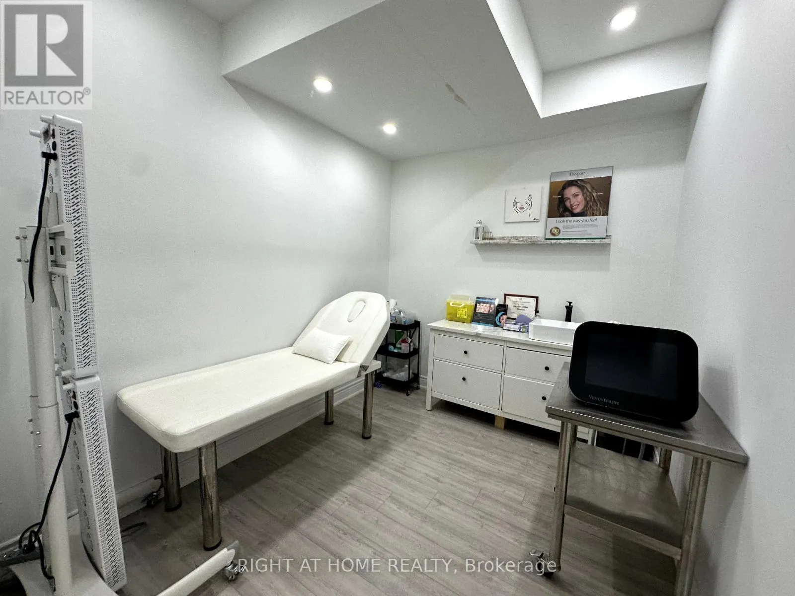 ROOM 1 - 1639 EGLINTON AVENUE W