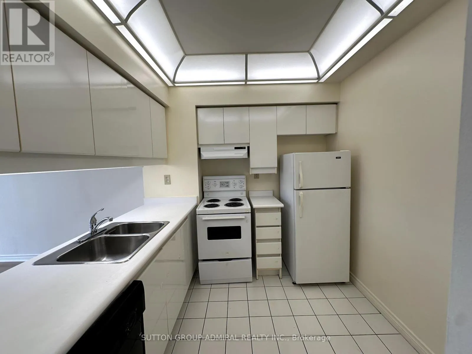 1602 - 736 BAY STREET
