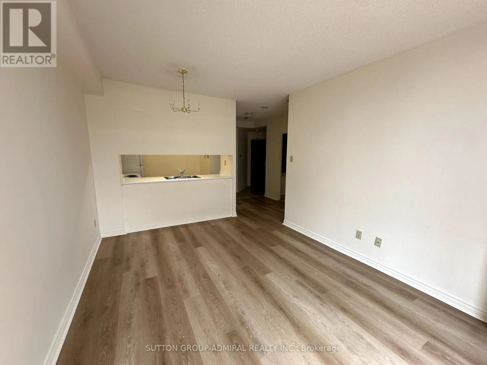 1602 - 736 BAY STREET