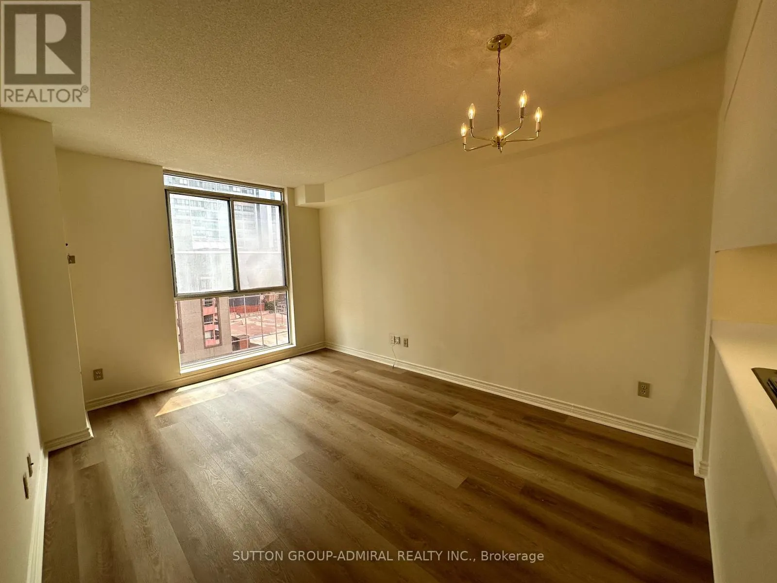 1602 - 736 BAY STREET