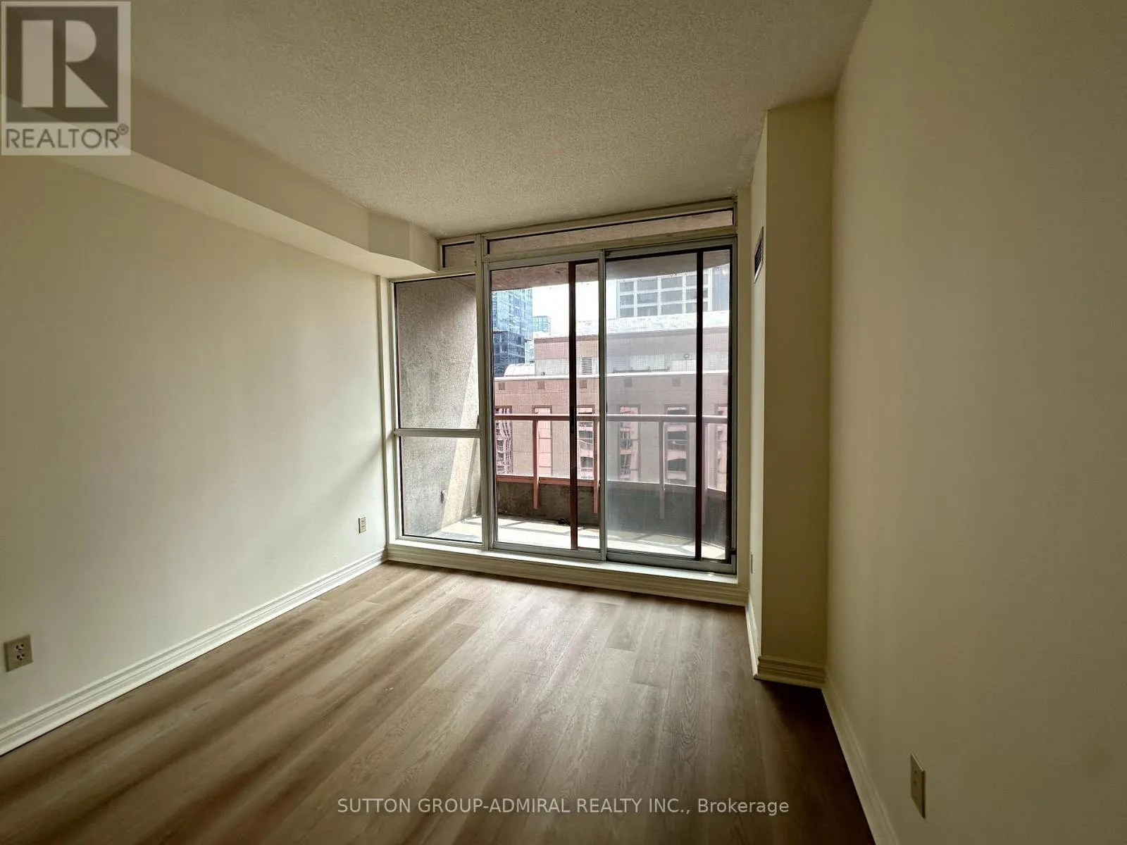 1602 - 736 BAY STREET