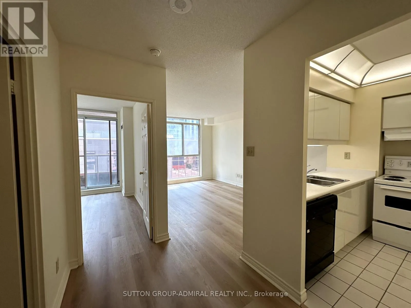 1602 - 736 BAY STREET