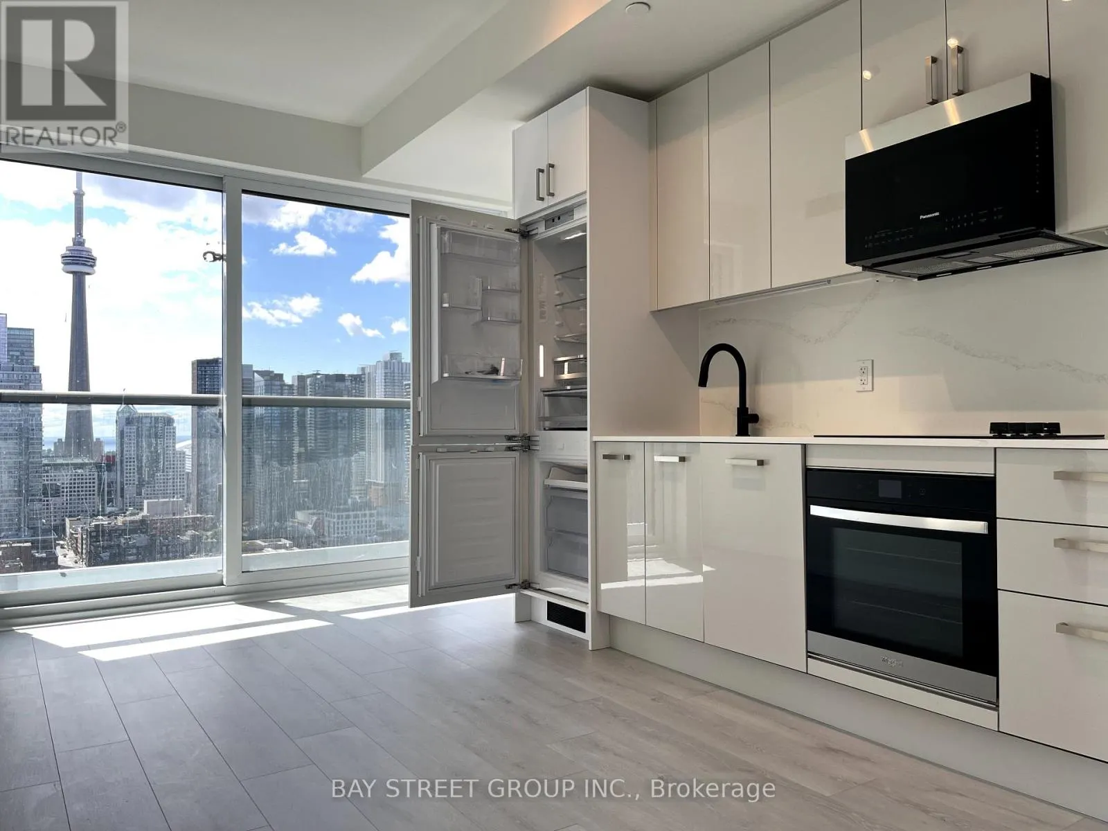 2707 - 280 DUNDAS STREET W