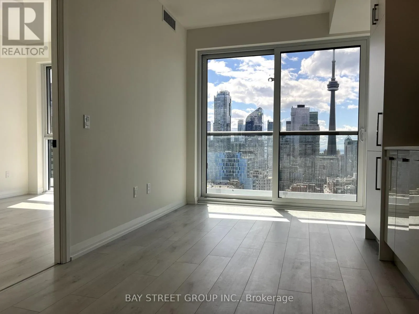 2707 - 280 DUNDAS STREET W