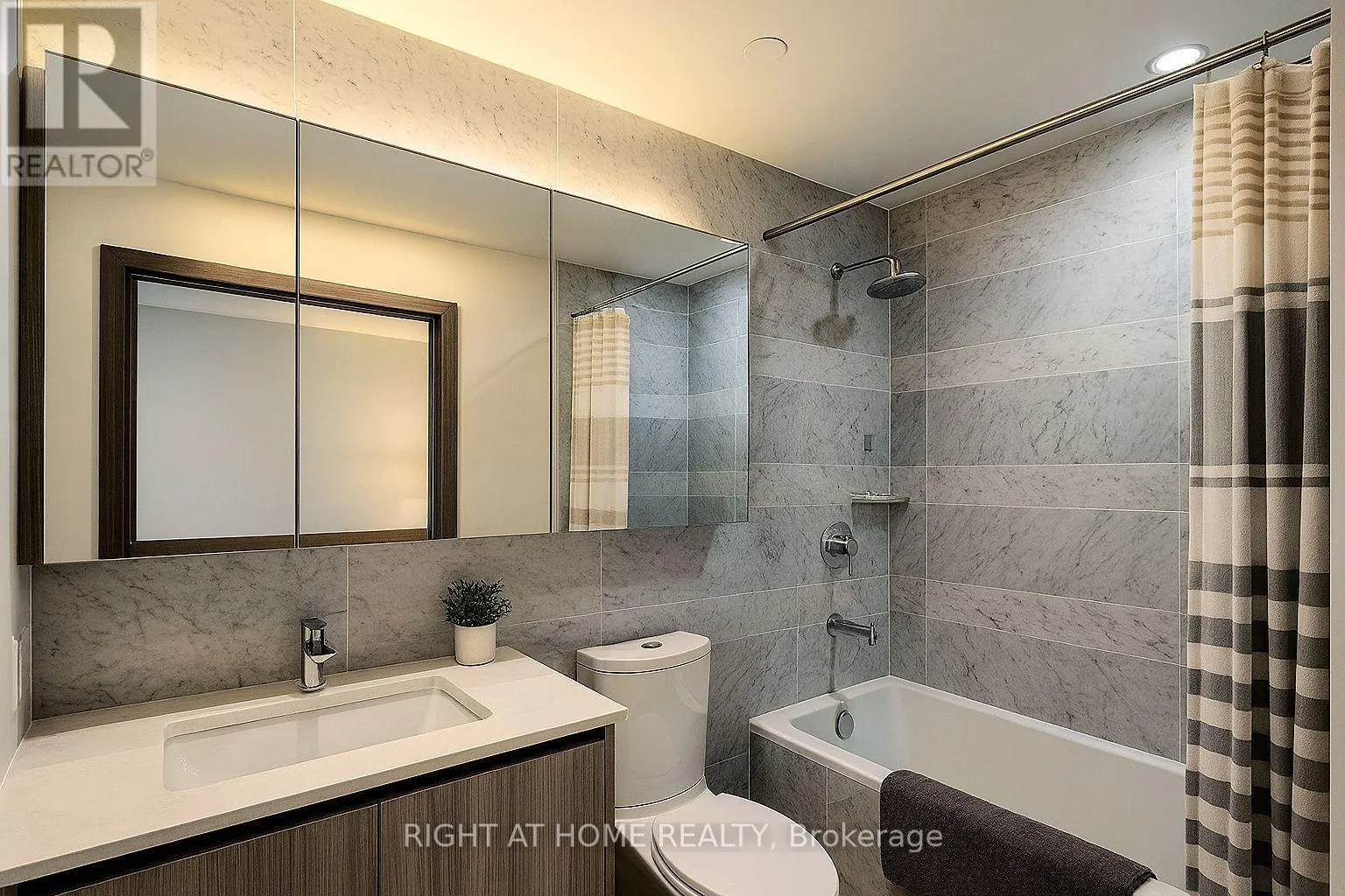 4216 - 17 BATHURST STREET