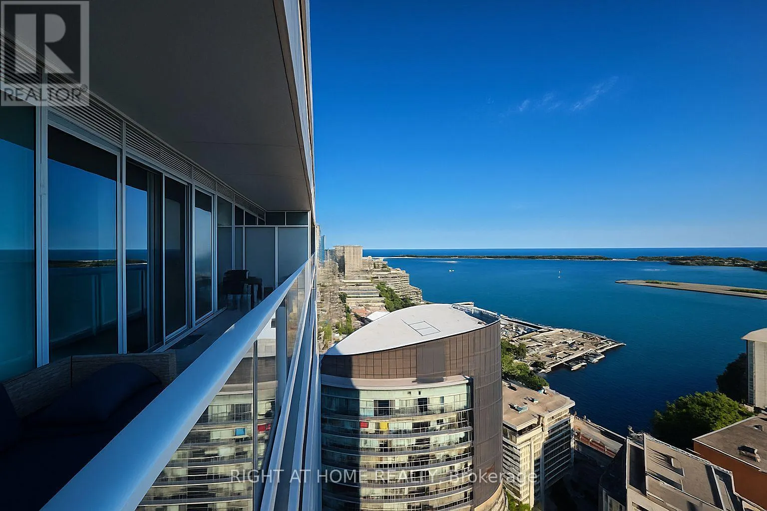 4216 - 17 BATHURST STREET