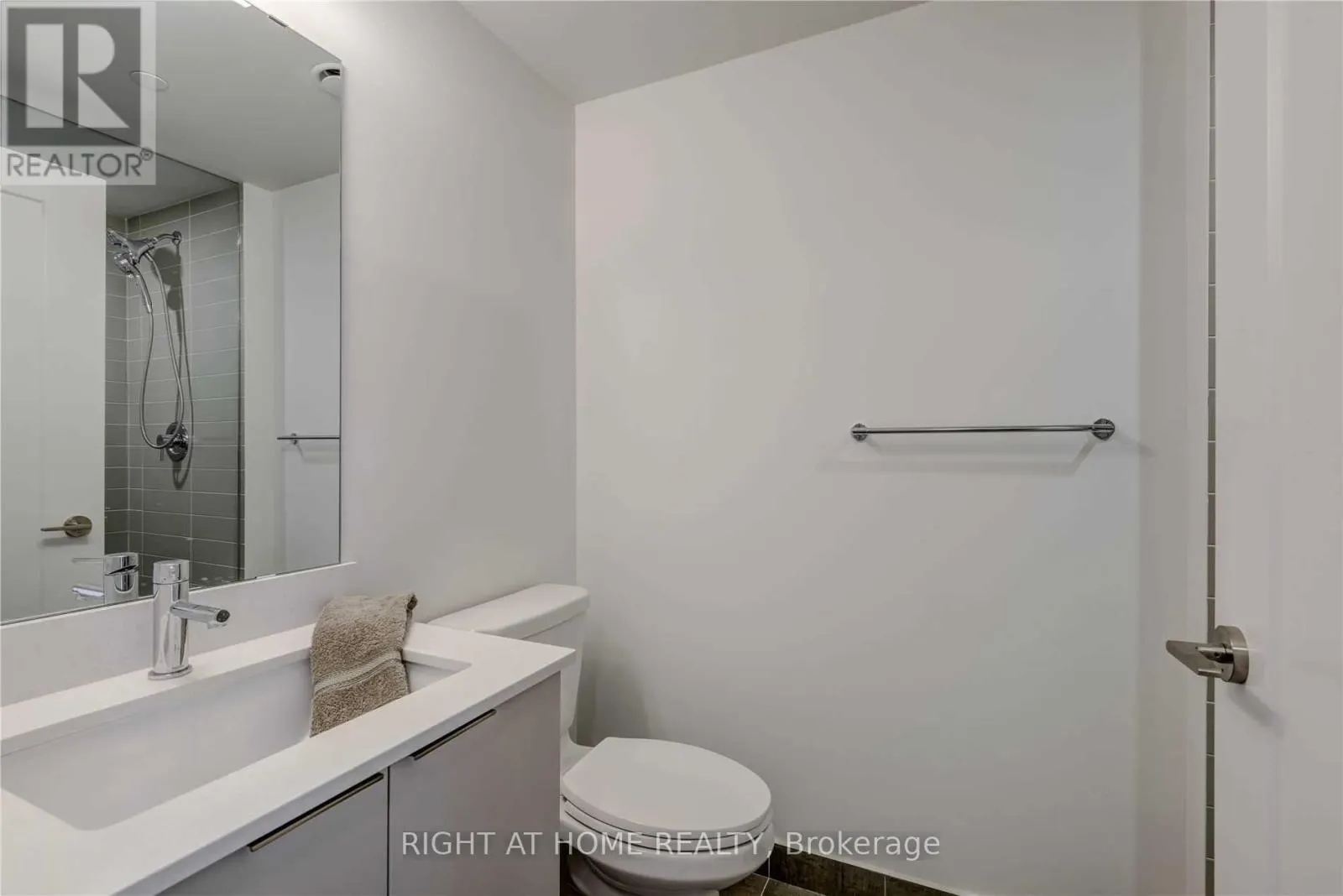 726 - 576 FRONT STREET W