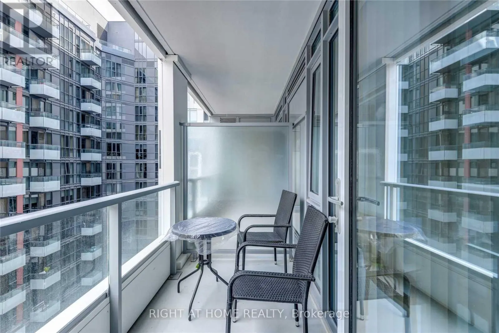 726 - 576 FRONT STREET W