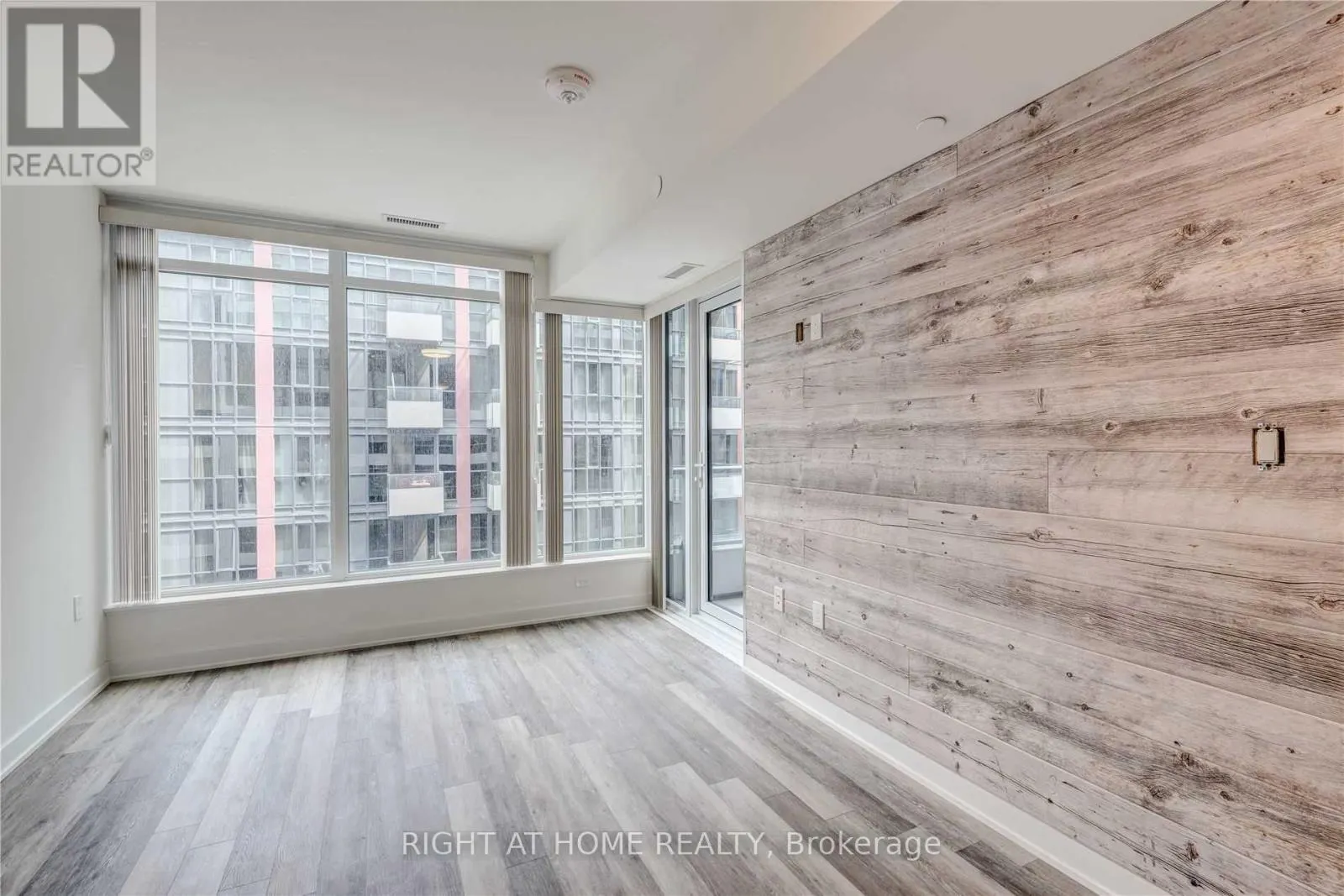 726 - 576 FRONT STREET W