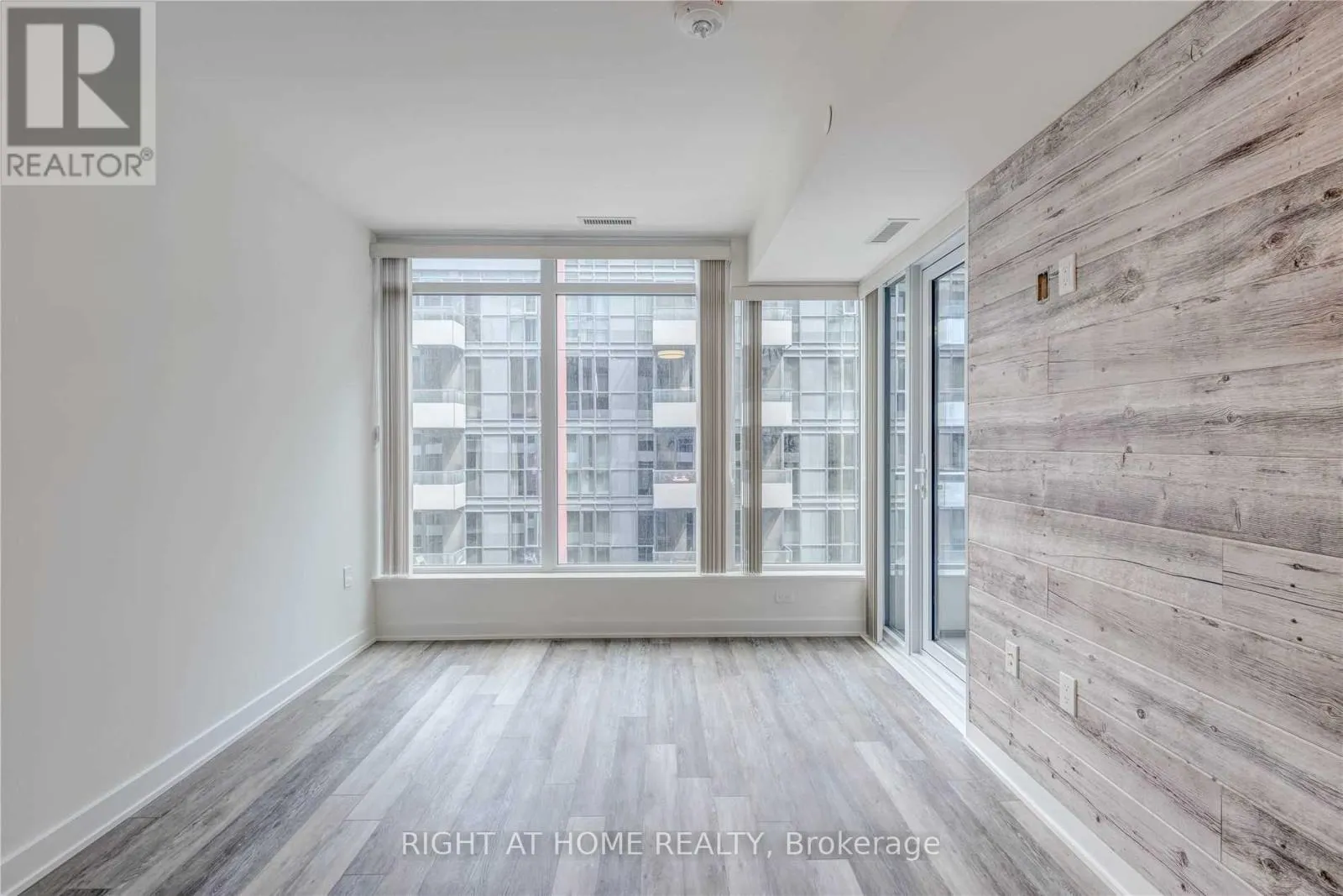 726 - 576 FRONT STREET W