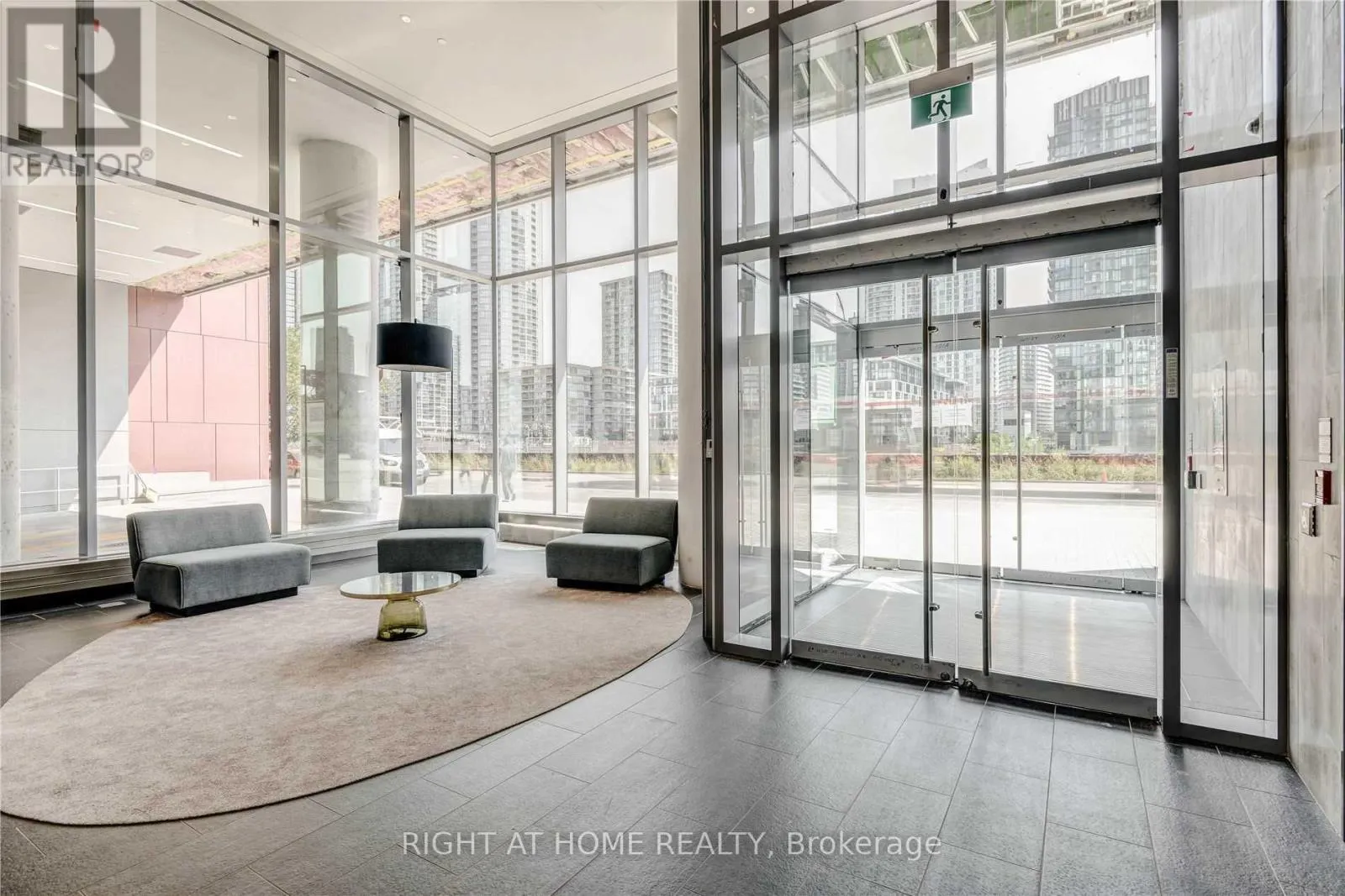 726 - 576 FRONT STREET W