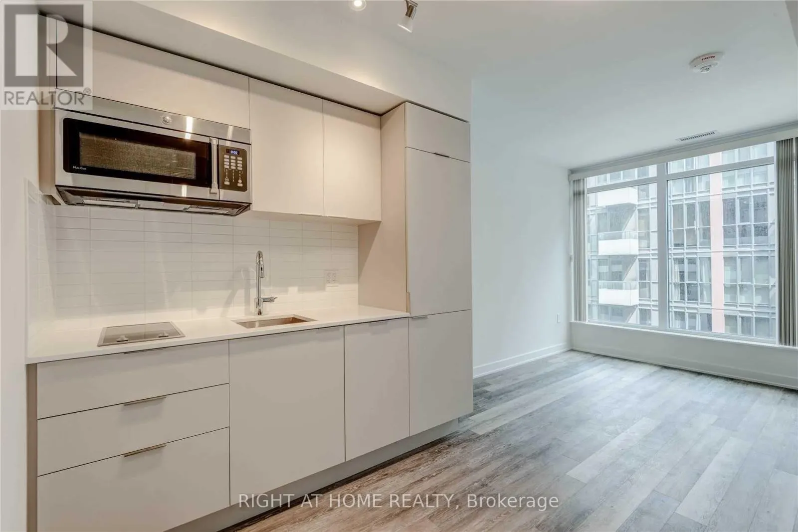 726 - 576 FRONT STREET W