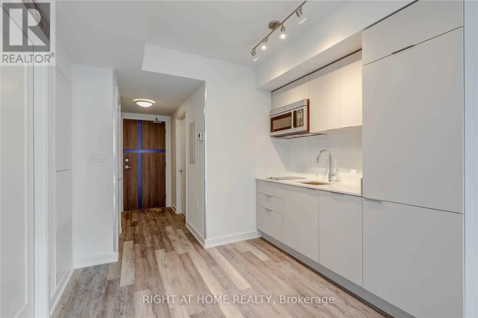 726 - 576 FRONT STREET W