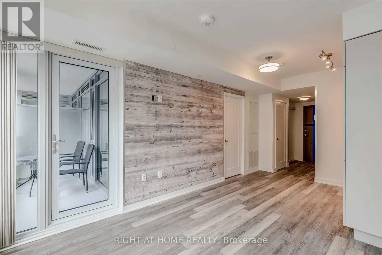 726 - 576 FRONT STREET W