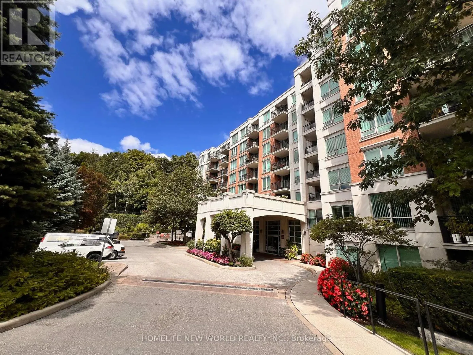 320 - 38 WILLIAM CARSON CRESCENT