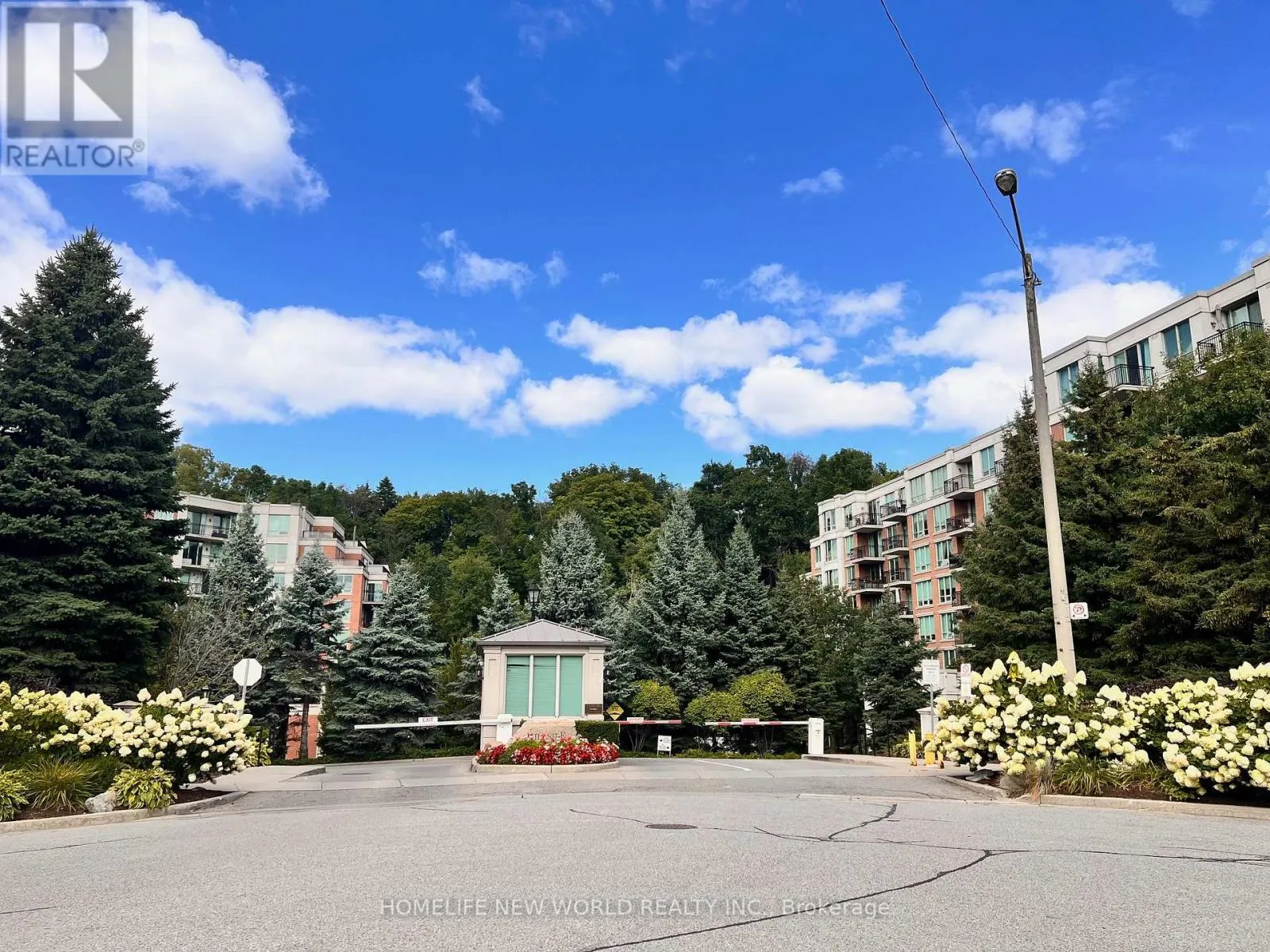 320 - 38 WILLIAM CARSON CRESCENT