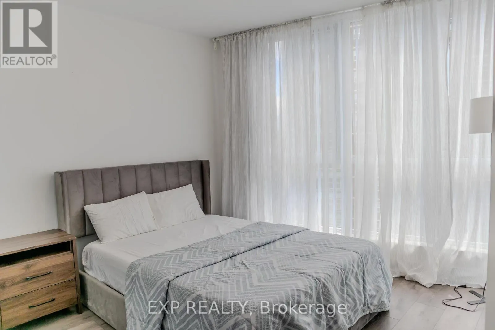 519 - 585 BLOOR STREET E