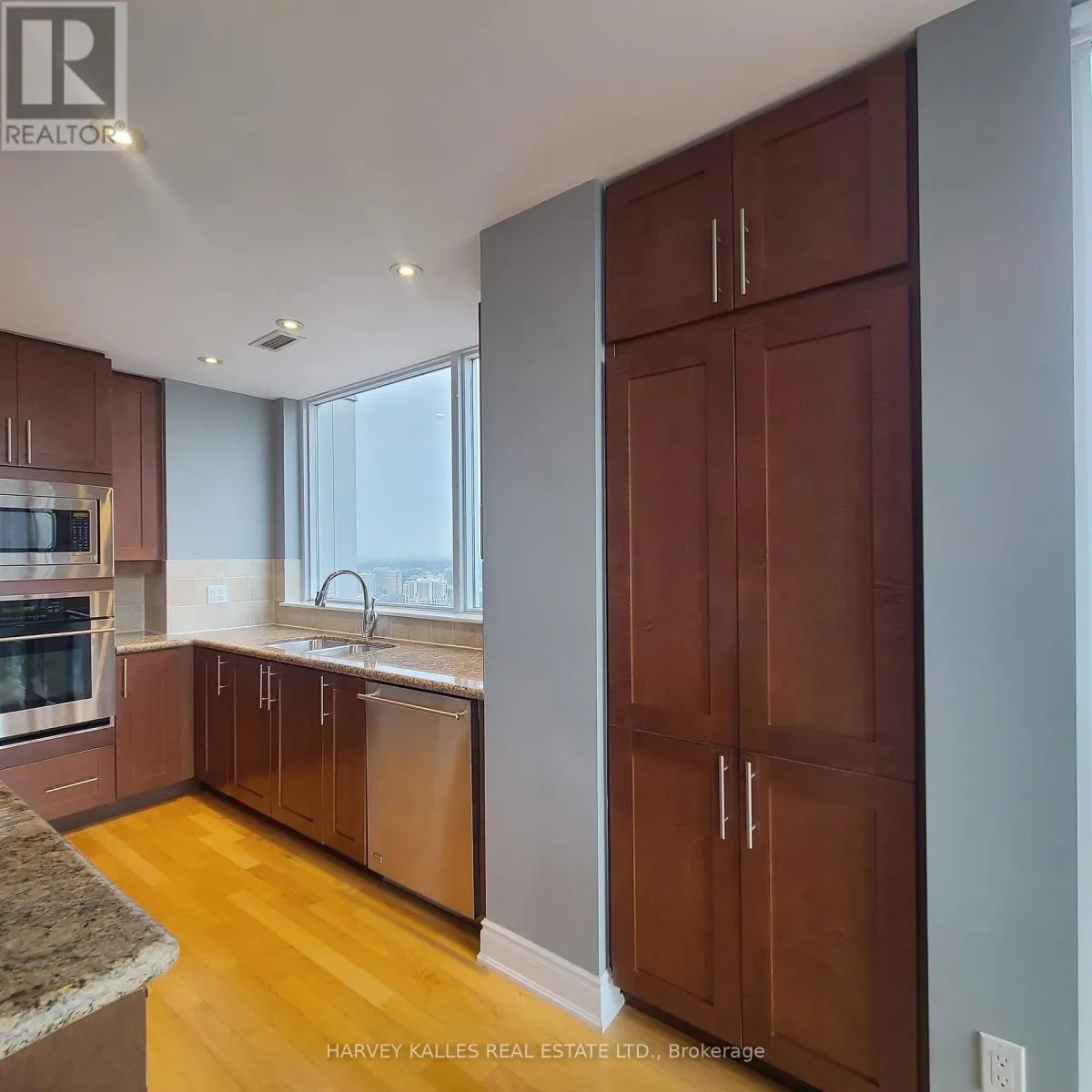 4402 - 761 BAY STREET