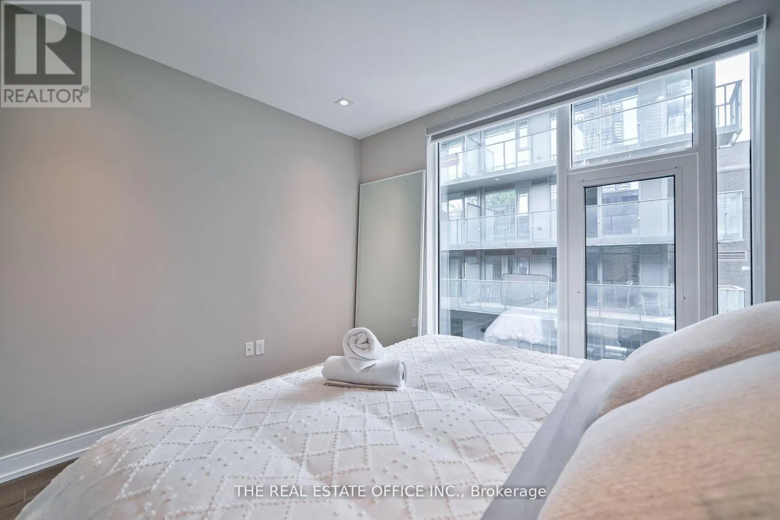 TH 2 - 33 DUNDONALD STREET S